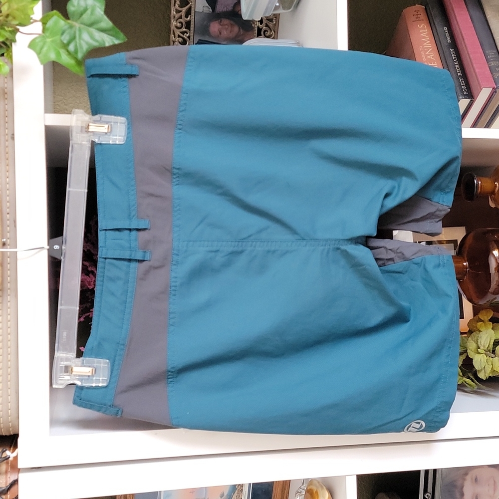 Novara Shorts - Picture 2 of 3